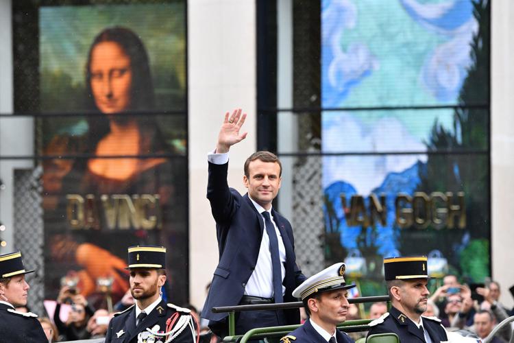 Emmanuel Macron sfila sugli Champs Elysees (Afp) - AFP