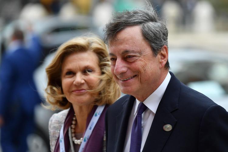 Il presidente della Bce Mario Draghi con sua moglie Serena (Afp) - AFP