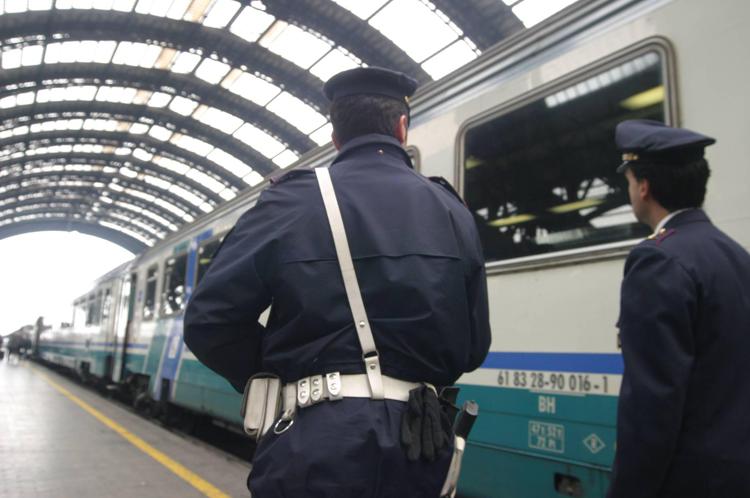 Milano, molesta minorenni sul treno: rumeno denunciato