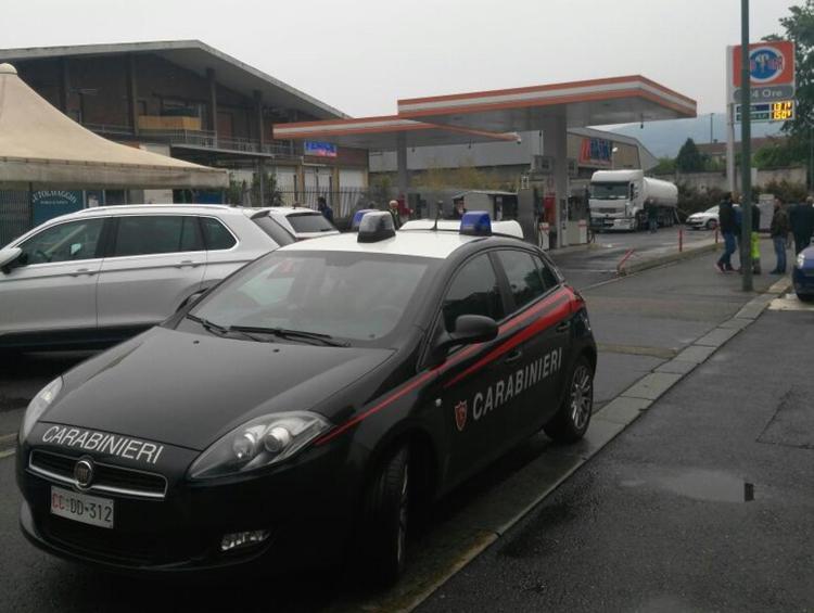 Torino, rapina a distributore di benzina: ferito titolare