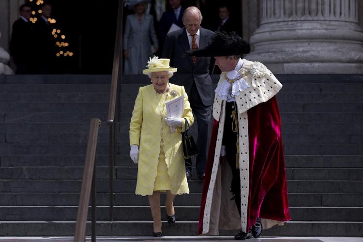 La regina Elisabetta con alle spalle il marito, il principe Filippo (Afp) - AFP