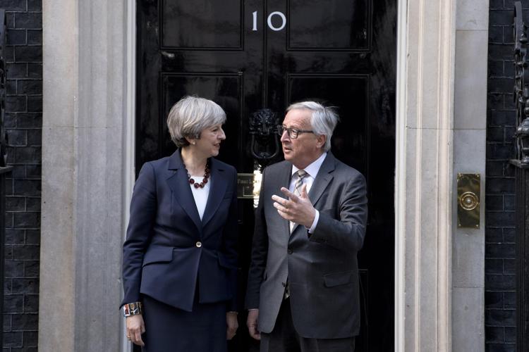 Nella foto Jean-Claude Juncker e Theresa May (Afp) - AFP