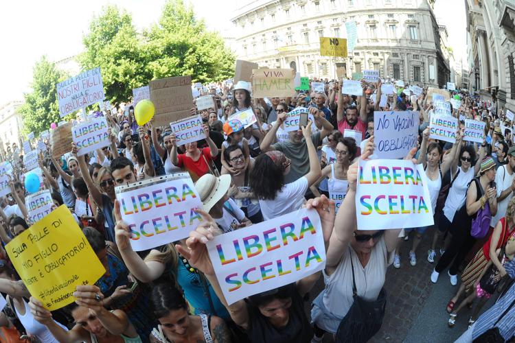 Un momento della manifestazione in Piazza Scala a Milano (Fotogramma) - FOTOGRAMMA