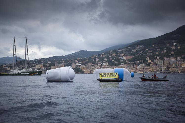 Mare: azione Greenpeace a Camogli, basta plastica