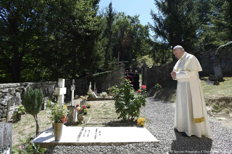 Papa Francesco sulla tomba di don Milani (Foto L'Osservatore Romano) - SFOR