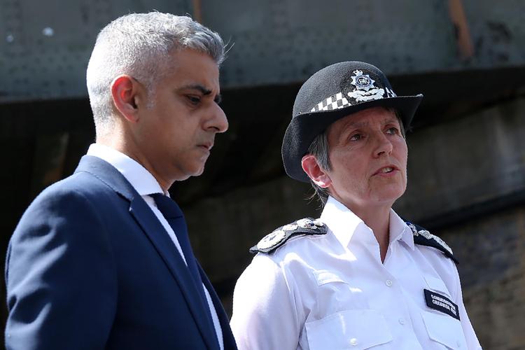 Il sindaco di Londra Sadiq Khan (a sinistra) assieme al capo di Scotland Yard, Cressida Dick (AFP PHOTO) - (AFP PHOTO)
