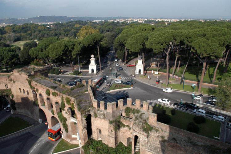 Roma, le mura Aureliane con Porta Pinciana (FOTOGRAMMA) - (FOTOGRAMMA)