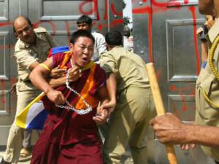 L'arresto di un monaco tibetano