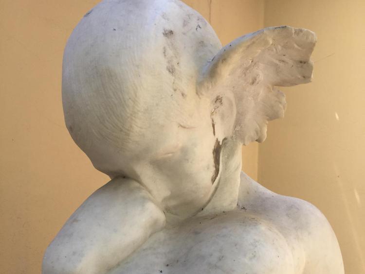 La statua di Giovanni Nicolini individuata a Roma dal Centro Studi Fondo Bettoni Pojaghi - Biblioteca Italo-Tedesca a Villa Torlonia,  particolare