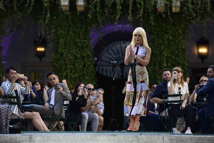 Donatella Versace in passerella alla fine dello show dedicato al manswear per la  Spring/Summer 2018 (Afp) - AFP