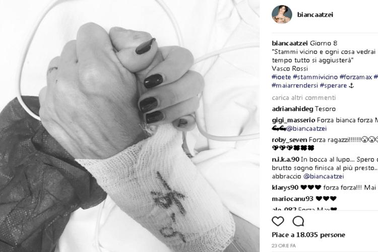Le mani di Bianca Atzei e Max Biaggi (foto da Instagram)