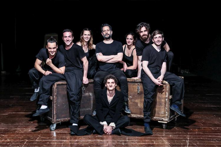 Lorenzo Lavia con gli attori della Scuola di Perfezionamento del Teatro di Roma in scena, all'India, con 'Il   gioco dell'amore e del caso'