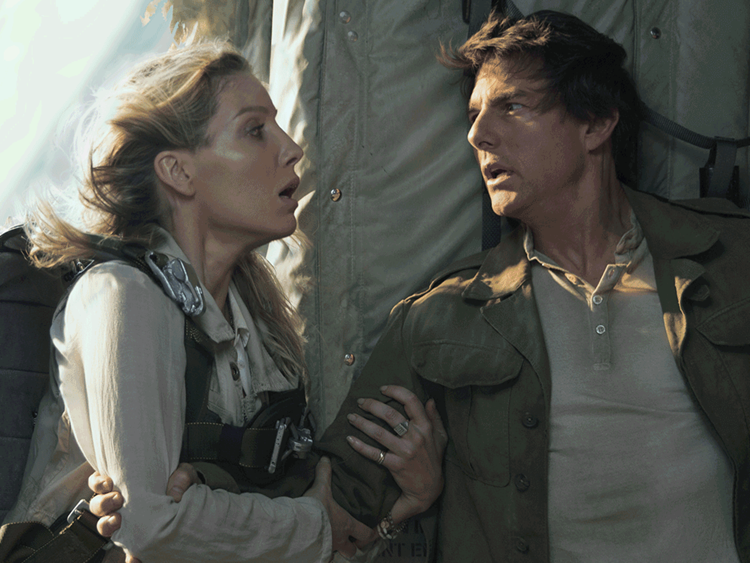 Annabelle Wallis e Tom Cruise in una scena di 'La mummia'