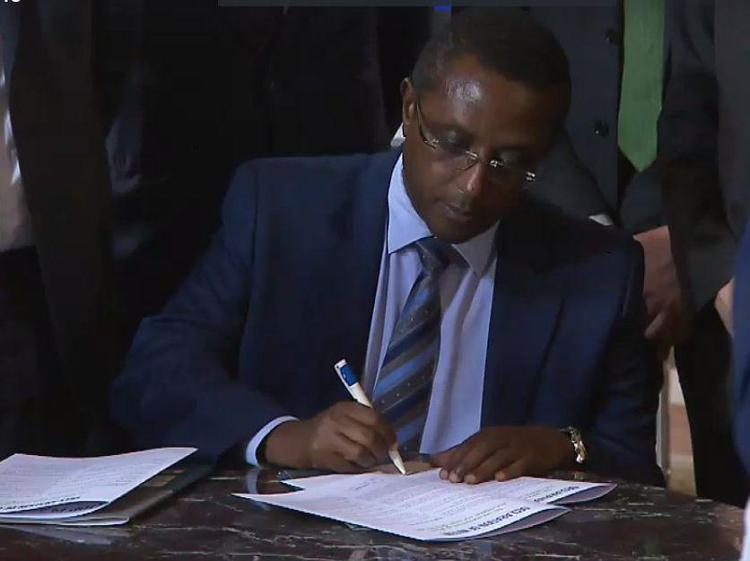 Il ministro dell’ambiente del Ruanda firma la dichiarazione di intenti della Stop Plastic Waste coalition