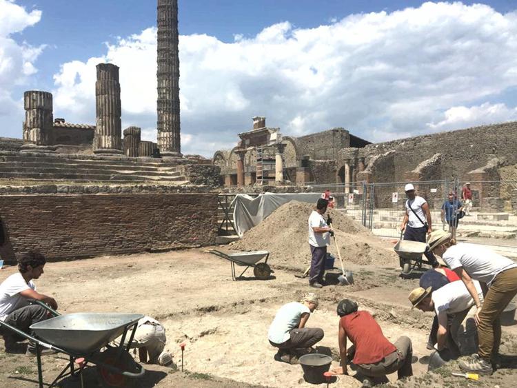 Gli scavi in corso nel Foro di Pompei, in collaborazione con l'Università La Sapienza 