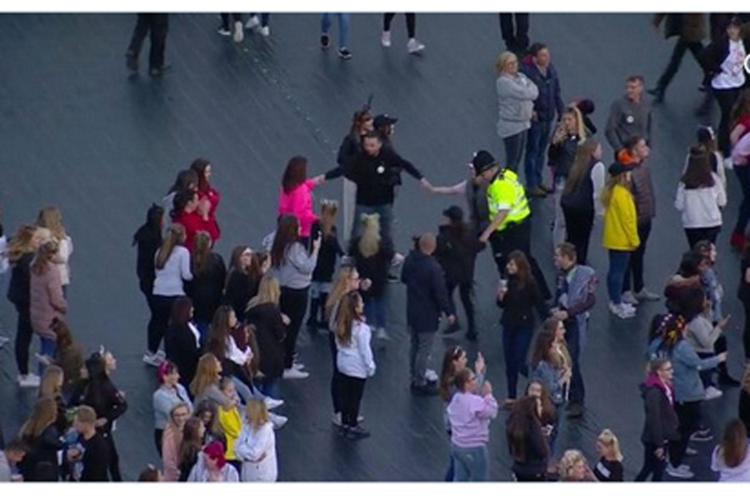 Manchester, il girotondo del poliziotto con le piccole fan di Ariana Grande