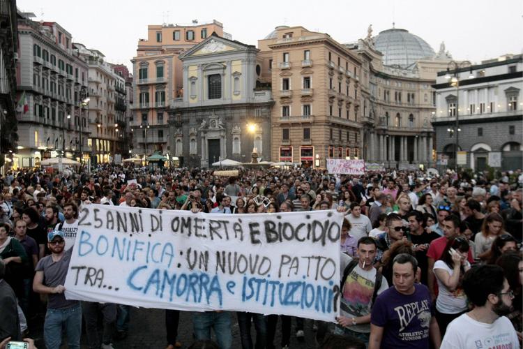 Corteo di protesta a Napoli nel 2013 (Fotogramma) 