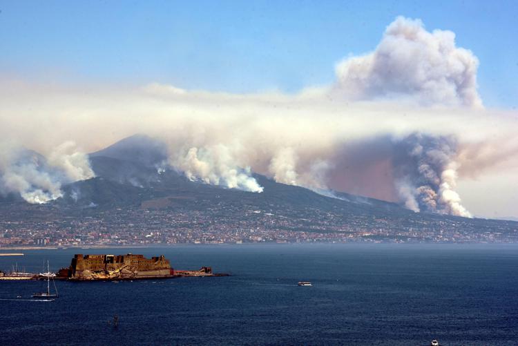 Ancora fiamme dopo una settimana di incendi sulle pendici del Vesuvio (FOTOGRAMMA) - (FOTOGRAMMA)