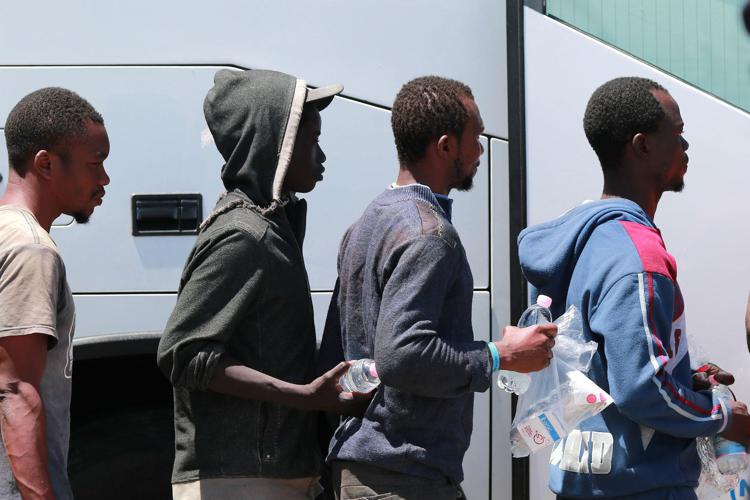 Migranti, oltre 900 sbarcati al porto di Corigliano calabro
