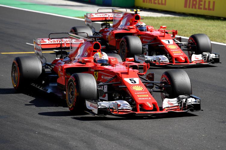 Sebastian Vettel e Kimi Raikkonen dominano le qualifiche (foto Afp) - AFP