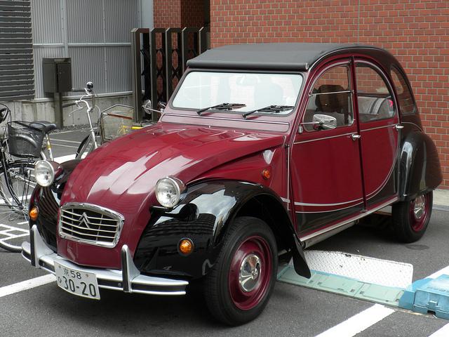 4) Citroën 2CV. È una delle icone del cinema a quattro ruote. Ha recitato, fra gli altri, con James Bond, La Pantera Rosa e Arsenio Lupin. Storica anche la sua leva di cambio accanto al volante.