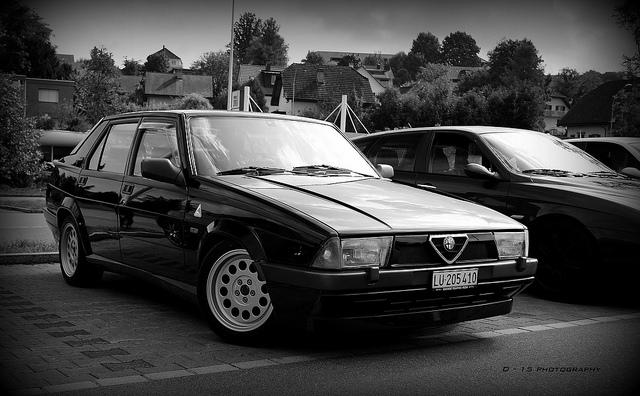 7) Alfa Romeo 75. Ha questo nome perché creata per i 75 anni dell'Alfa Romeo. Dalla seconda metà degli anni ‘80 fino alla fine del decennio successivo è stata l'auto delle forze dell'ordine.