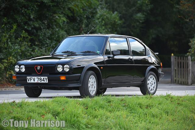 9) Alfa Romeo Alfasud. È il primo modello prodotto nello stabilimento di Pomigliano d'arco e rimane quello più venduto nella storia di Alfa Romeo. La prima serie non aveva il contagiri né il servo freno.