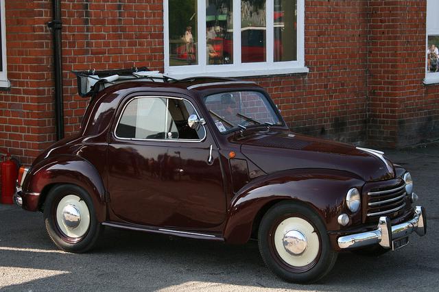 2) Fiat Topolino. Nata a seguito di un'esplicita richiesta fatta da Benito Mussolini a Giovanni Agnelli, è nota col nome di Topolino, ma in realtà quello ufficiale è Fiat 500 A.