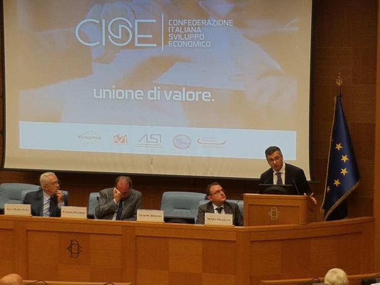 Un momento dell'intervento del presidente Cise Giuseppe Romano
