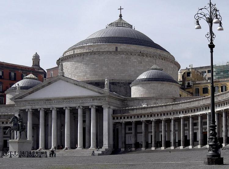 Napoli, Piazza del Plebiscito (Fotogramma)