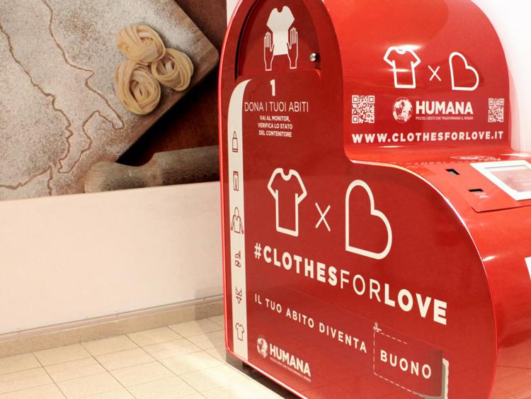 Sostenibilità: con 'Clothes for love' raccolta abiti usati diventa hi-tech