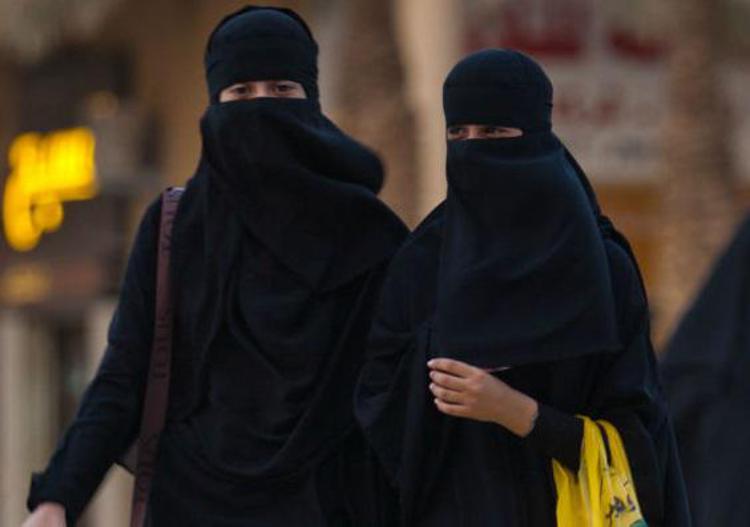 Saudi police quiz Saudi miniskirt model, free her without charge