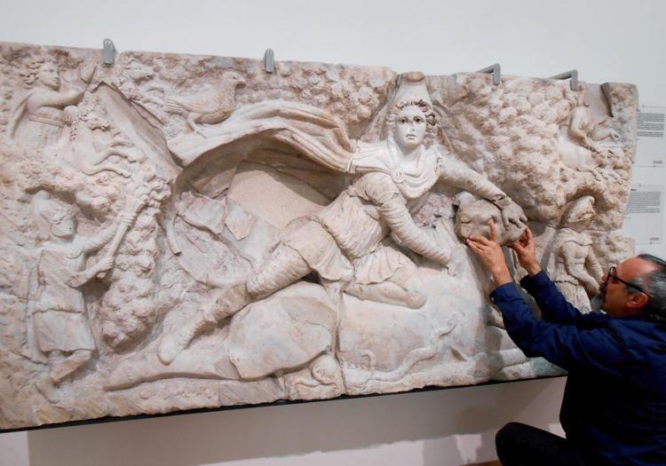 La ricollocazione del frammento sul rilievo marmoreo del Museo Nazionale Romano