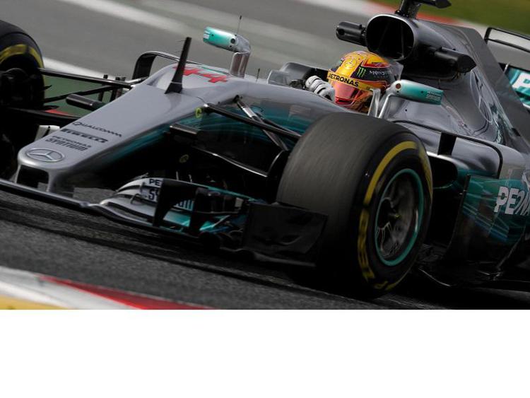 F1, a Silverstone comanda Hamilton, Vettel insegue a 2,75