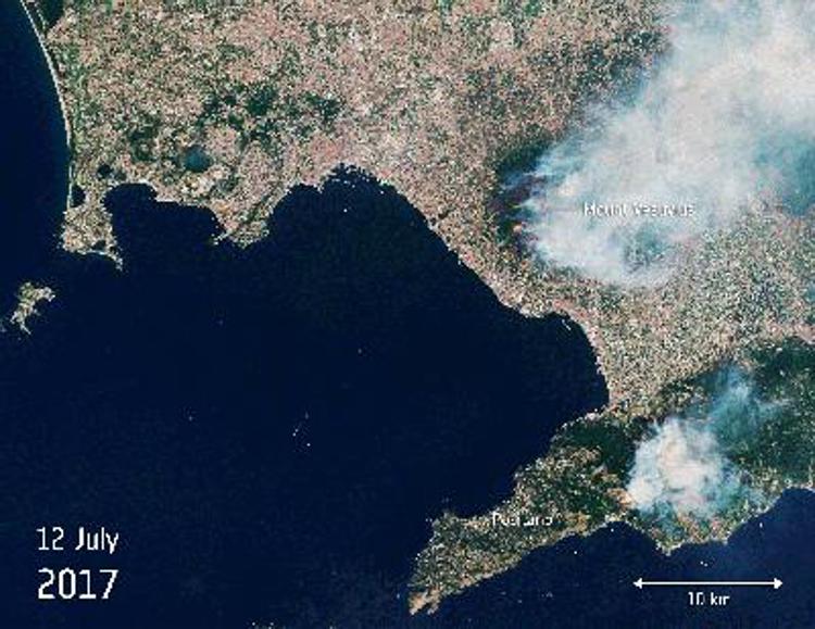 Vesuvio in fiamme visto da Sentinel-2B (Foto ESA)