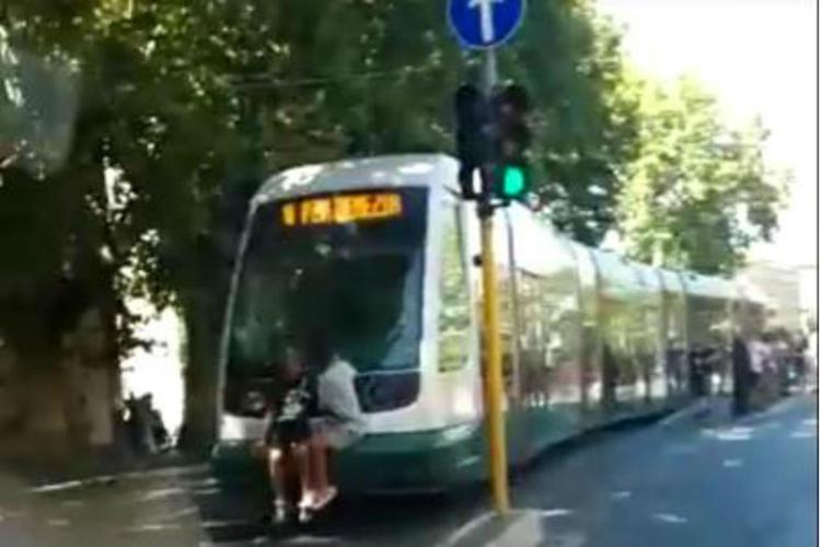 Roma, viaggiano sul paraurti del tram: il video su Facebook