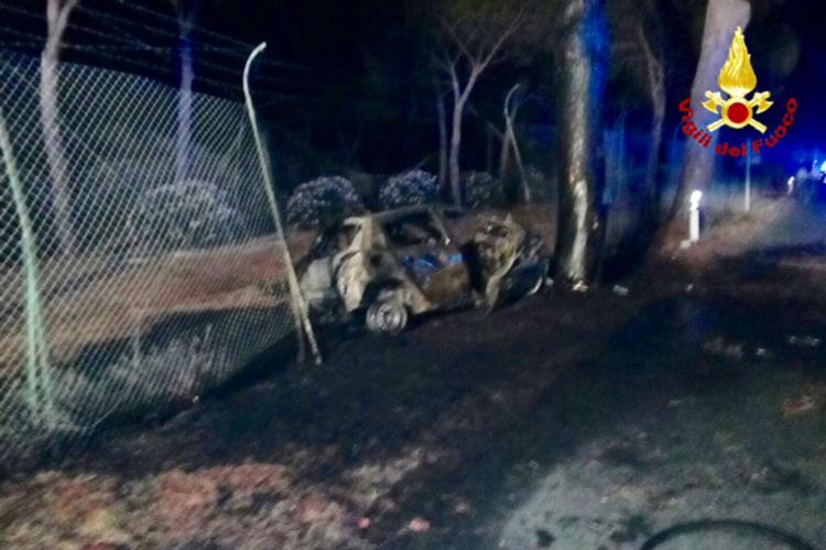 Grosseto, auto si schianta contro un pino: 3 morti carbonizzati