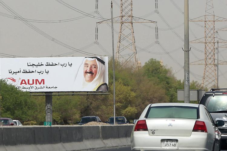 Manifesto con l'immagine dell'Emiro del Kuwait, Sheikh Sabah al-Ahmad al-Sabah (AFP PHOTO) - (AFP PHOTO)