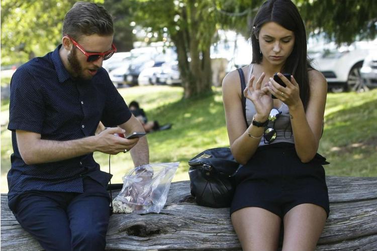 Giovani chattano con lo smartphone (foto Xinhua)