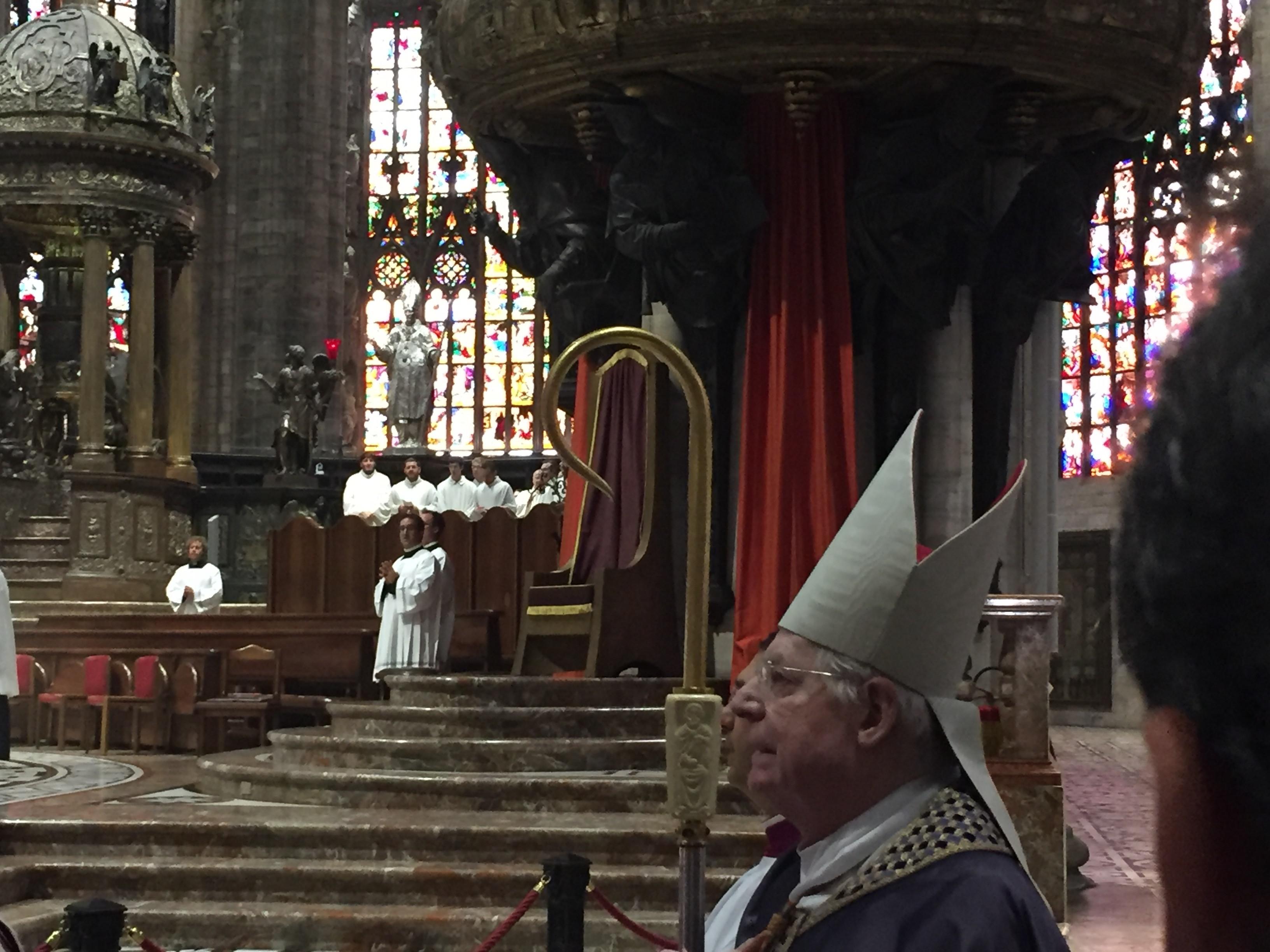 Il cardinale Scola si avvia all'altare
