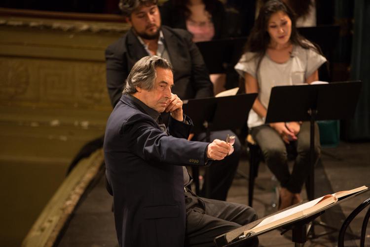 Il maestro Riccardo Muti durante le prove con la sua Italian Opera Academy
