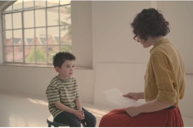 (fermo immagine dal video della campagna 'Moms Don't Quit')
