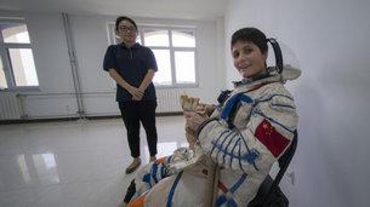 Samantha Cristoforetti con la tuta spaziale cinese (Foto ESA) 