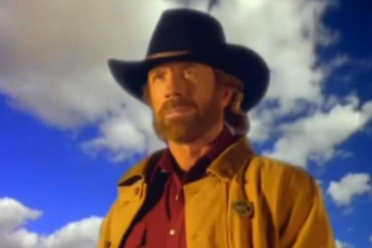 Chuck Norris in 'Walker Texas Ranger' (fermo immagine da YouTube)