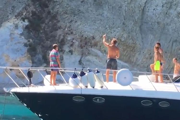 Totti show a Ponza, lancio perfetto da barca a barca