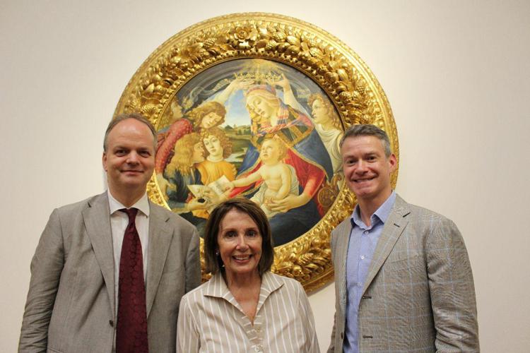 La deputata italo-americana Nancy Pelosi in visita alla Galleria degli Uffizi accanto al direttore Eike Schmidt e al console generale degli Stati Uniti a Firenze, Benjamin V. Wohlauer