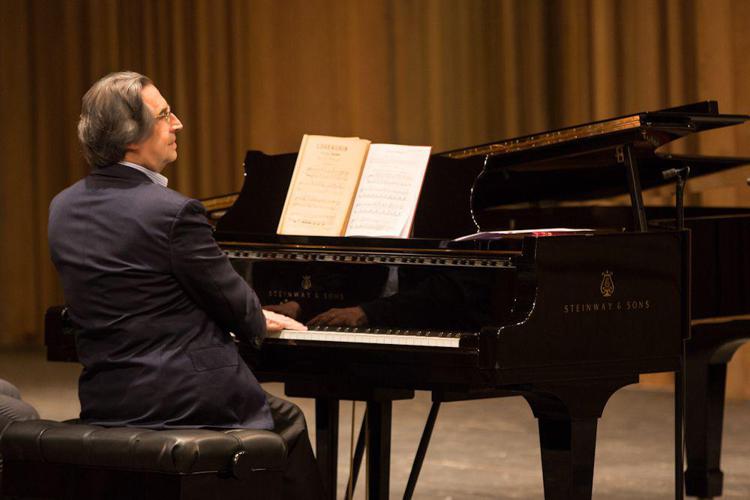 Il maestro Riccardo Muti dirigerà domenica prossima 'Aida' al Festival di Salisburgo, mentre dal 1 al 14 settembre sarà a Ravenna protagonista  l'Italian Opera Academy