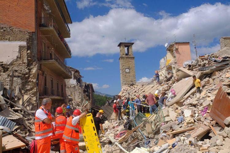 Forti scosse di terremoto ad Amatrice, in provincia di Rieti. (Nicola Marfisi, Amatrice - 2016-08-24) p.s. la foto e' utilizzabile nel rispetto del contesto in cui e' stata scattata, e senza intento diffamatorio del decoro delle persone rappresentate - FOTOGRAMMA