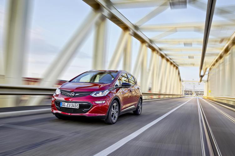 Opel rilancia e punta sull'elettrico