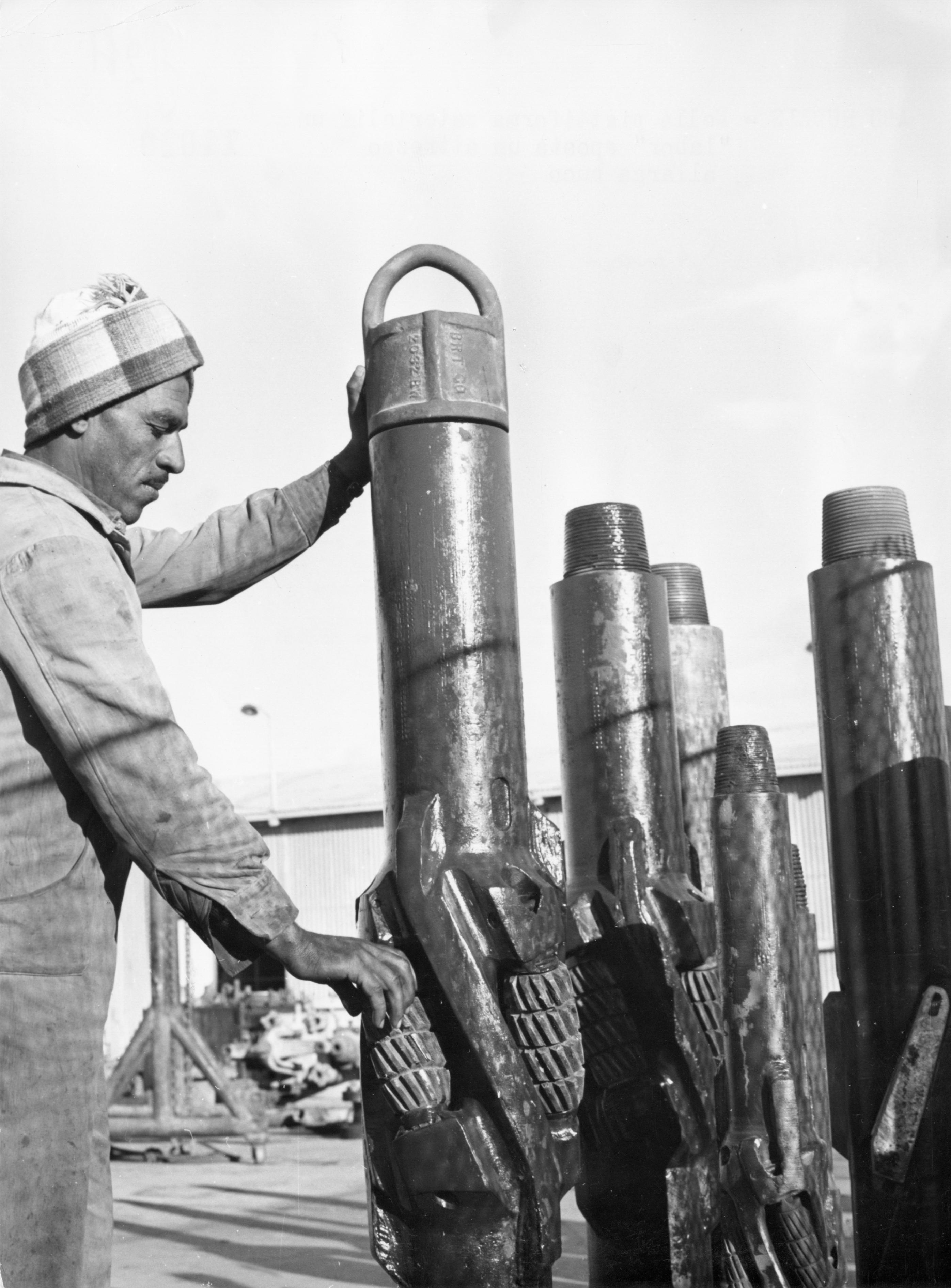 Un tecnico egiziano al lavoro con gli strumenti per la perforazione al campo di Belaym. Egitto, 1960 (Archivio storico Eni)